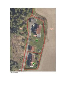 Et flyfoto (satellittbilde) av eiendom med to tomter, der bygninger er markert med grønt husikon og tomtegrenser er tegnet inn i rødt.