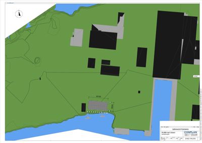 Situasjonsplan som viser bygningers plassering på tomt, terrengforhold (konturlinjer), vannkropp og en brygge med dimensjoner.