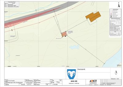 Situasjonsplan som viser tomtens grenser, eksisterende og planlagt bebyggelse, samt topografi og infrastruktur.