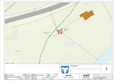 Situasjonsplan som viser bygningens plassering i forhold til omgivelsene, inkludert vei, vann og terrengforhold.