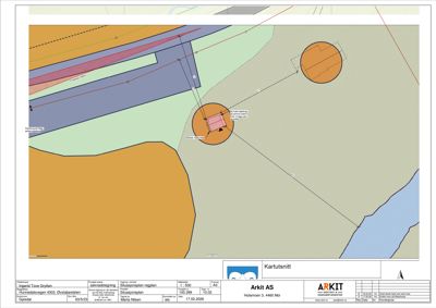 Situasjonsplan (kartutsnitt) som viser tomtens beliggenhet i forhold til naboeiendommer, veger og vann. Planen viser også forslag til plassering av en ny bygning.