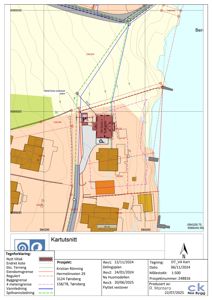 Situasjonsplan (kartutsnitt) som viser tomtens beliggenhet, bygninger, vegger, vannledninger og eiendomsgrenser.