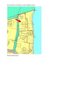 Situasjonsplan som viser tomt, vei, vann og bygningsplasseringer med høydekurver.