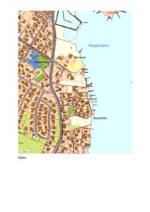 Flyfoto eller kart over et område ved Kloppbukta, med bygningsplasseringer og veier synlig.