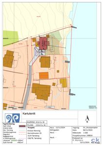 Situasjonsplan (kartutsnitt) som viser tomtens beliggenhet, høydemålerlinjer, bygninger, vegger, og fylling/utgravning.