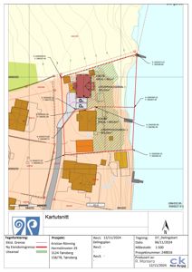 Situasjonsplan (kartutsnitt) som viser tomtens grenser, naboeiendommer, topografi og arealdata.