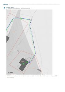 Kartskisse som viser etasjeplaner, terrengkonturer og en planlagt rute (blå/green linje) på Sauholmen 34.