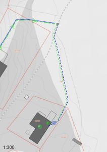 Situasjonsplan som viser tomtens grenser (røde linjer), topografi (konturlinjer), eksisterende bygninger (grå felter), og planlagte eller eksisterende vegforbindelser (dashed linjer).