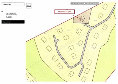 Situasjonsplan som viser eiendomsgrunnlinjer, vei, høydemålerlinjer og en markert plassering for en hytte.