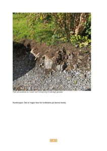 Fotografi av fjellblokker ved husets austside, tatt for å dokumentere grunnforholdene.