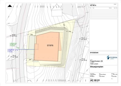 Situasjonsplan som viser tomtens form, høydekurver (konturlinjer), nabobebyggelse, og bygningens plassering på tomten.