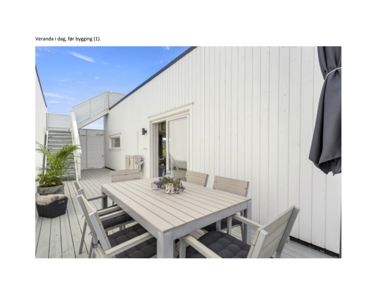 Fotografi av en veranda med utemøbler og en hvit fasade.