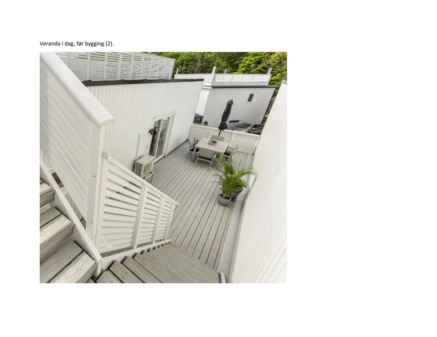 Fotografi av en veranda og trapp før bygging.