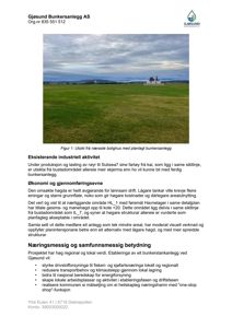 Fotografi som viser utsikt fra et boligområde mot et planlagt bunkersanlegg med tanker og røykstyrer i bakgrunnen.