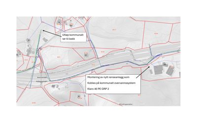 Situasjonsplan som viser rørledninger (blå og grønn) i et terreng med konturlinjer, samt tekstopplysninger om utløp til bekke og montering av renseanlegg.