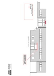Fasadetegning av en bygning sett fra nord, med merking av etasjeskift og brannskilte.