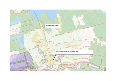 Kart som viser topografi, vegnett og eiendomsgrenser med annotasjoner om vannløp og kommunale rør.