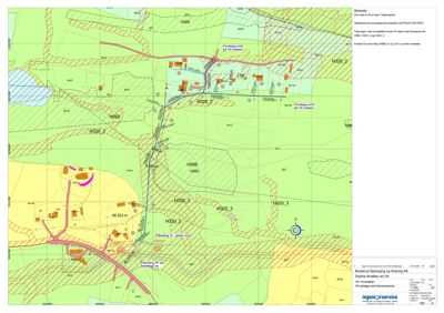 Situasjonsplan som viser tomtens beliggenhet i forhold til nabolag, vei, vann og terrengforhold.