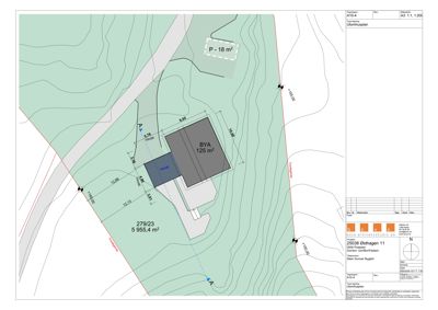 Situasjonsplan som viser bygningens plassering på tomten i forhold til terrenget og naboeiendommen.