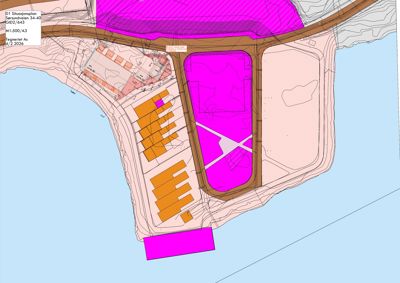 Situasjonsplan som viser tomtens beliggenhet i forhold til omgivelsene, inkludert vei, vann og nabotomter.