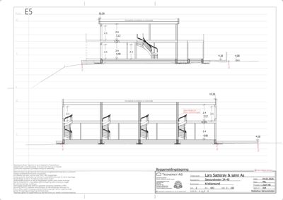Snittegning som viser bygningens tverrsnitt, inkludert etasjer, trapp og konstruksjon.