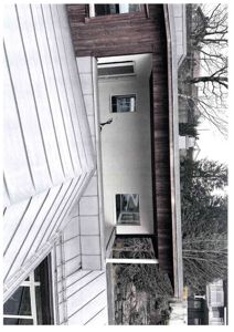 Fotografi av en bygning sett fra siden, som viser fasade, tak og omgivelser.