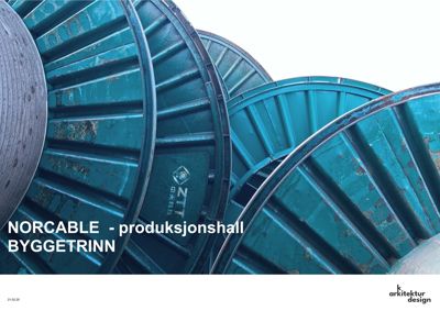 Fotografi av store, blå kabelruller i en industriell setting, med teksten 'NORCABLE - produksjonshall BYGGETRINN'.