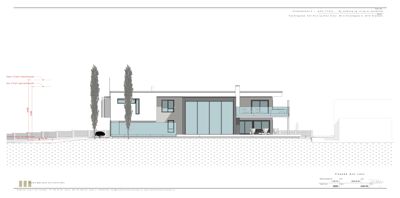 Snittegning som viser bygningens tverrsnitt, høyder og grunnplan.
