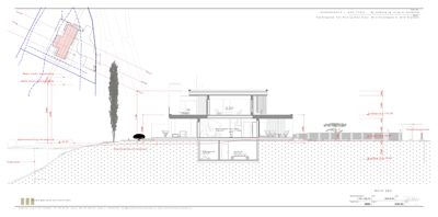 Snittegning som viser bygningens tverrsnitt, høyder og forhold til terrenget.