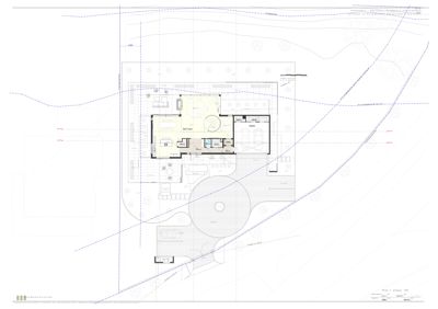 Situasjonsplan som viser bygningens plassering på tomten, med omgivende terreng, vegger og parkeringsplass.