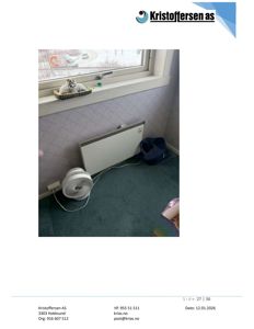 Fotografi av en innendørs vinkel med vindu, radiator og golv.