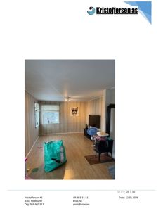 Fotografi av et innendørs rom med gulv, vegger, vindu og møbler.