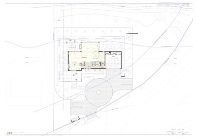 Situasjonsplan som viser bygningens plassering i forhold til tomtegrenser, veier og omgivende terreng.