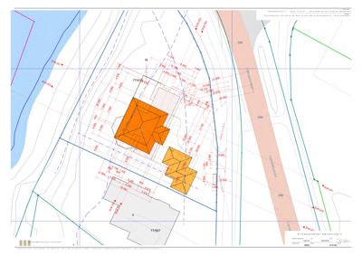 Situasjonsplan som viser tomtens form, bygningers plassering, høydemålinger og nabolag.