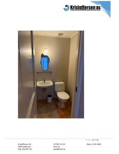 Fotografi av et baderom med vask, toalett og speil.