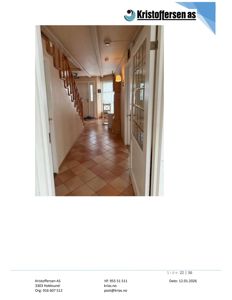 Fotografi av en gang i en eksisterende bygning med trapp og dører.