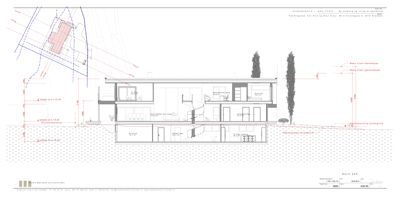 Snittegning som viser tverrsnittet av en toetasjes bygning med romfordeling og høydemål.