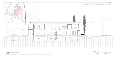 Snittegning som viser bygningens tverrsnitt, romfordeling og høydemål.