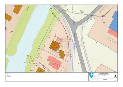 Situasjonsplan (V-A-kart) som viser bygningens plassering i forhold til vei, vann og nabolag.