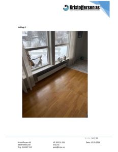 Fotografi av et rom med gulv, vindu og innredning.