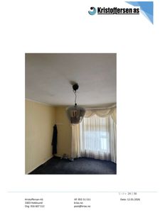 Fotografi av et rom med gulv, vegger, tak, en hengelampe og gardiner.