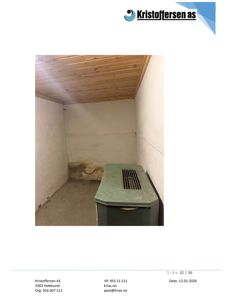 Fotografi av et rom med treloft og en grønn skuff.