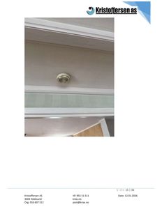 Fotografi av en røykvarsler montert på et tak eller en vegg.