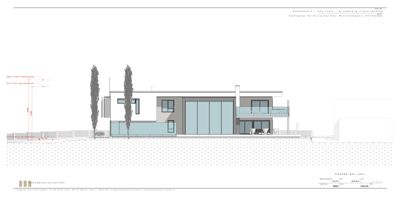 Fasadetegning av en moderne villa sett fra siden, med høydeangivelser og terrengprofil.