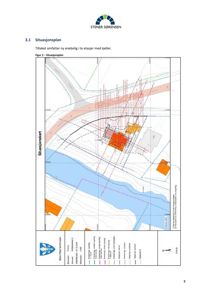 Situasjonsplan som viser bygningens plassering i forhold til veier, vann og nabolag.