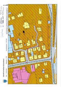 Situasjonsplan (tomtekart) som viser bygningsplasseringer, vegnett og topografi for et område.