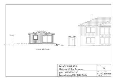 Fasadetegning som viser bygningens utseende sett fra sør, inkludert en eksisterende bolig og en nybygd uthus.