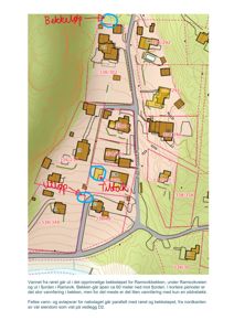 Situasjonsplan som viser tomtens terrengform, naboeiendommer, veier og vannløp med håndskrevne notater om vannforhold.
