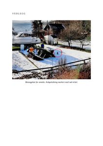 Fotografi av en betongplate for annex med en båt i bakgrunnen, med en markering (rød sirkel) som peker på avløpsledning.