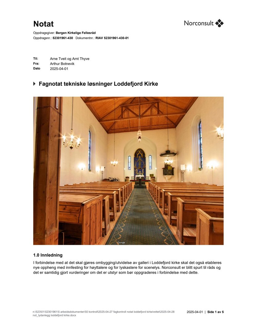 Fotografi av interiøret i Loddefjord kirke, som viser benker, takkonstruksjon og alteret.